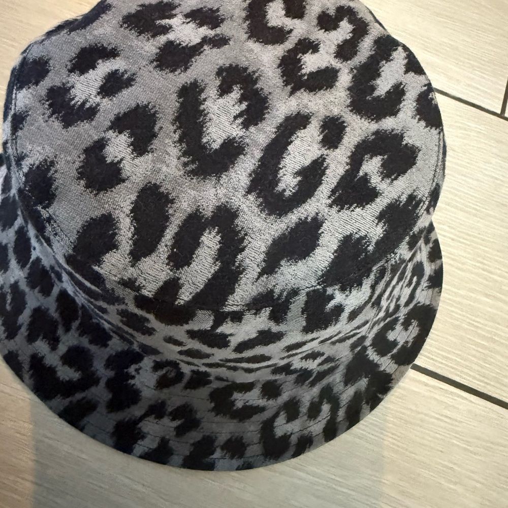 Brand new Dior double sided Black and Gray bucket Hat - Picture 5 of 6